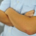 腕を組むクセは三角筋の衰えが原因かもしれない