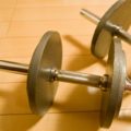 ダンベルフライではプレート同士をくっ付けない