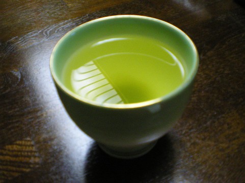 水出し緑茶を就寝前に飲むことがよく眠れる方法