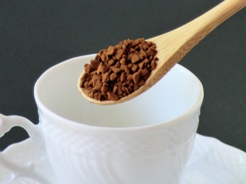 インスタントコーヒーの入れ方はまず水で溶かす