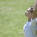 背筋を伸ばすと若く見えるのには理由があった