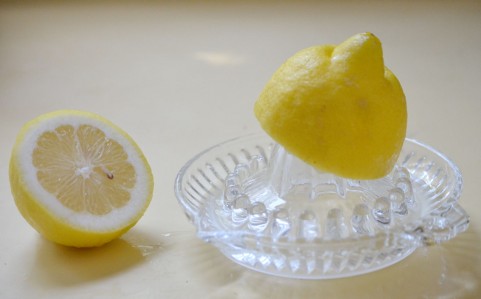 カルシウム不足にレモンを食べると効果的な理由