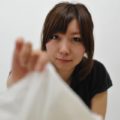 呼吸が浅いかをティッシュを使ってチェックする