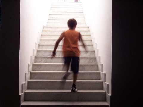 階段を上りながら大腰筋の筋トレを実践する方法