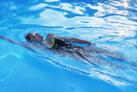 僧帽筋ストレッチは背泳ぎの動作で肩こりを予防