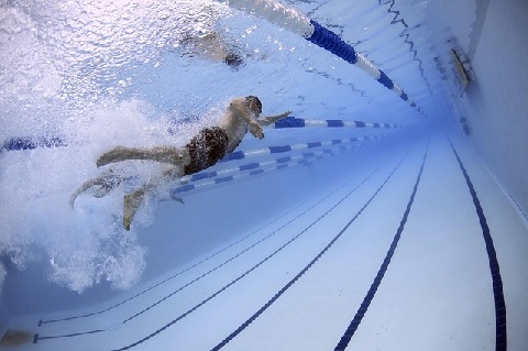 腸腰筋の筋トレに効果のある水泳のキック動作