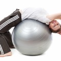 バランスボールで腹筋下部を集中的に鍛える方法